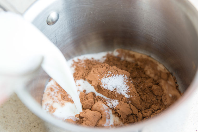 Cách làm bánh Devil’s Food từ bột cacao