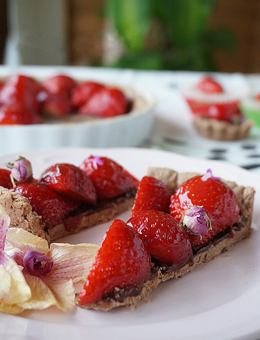 Cách làm bánh tart chocolate dâu tây ngon