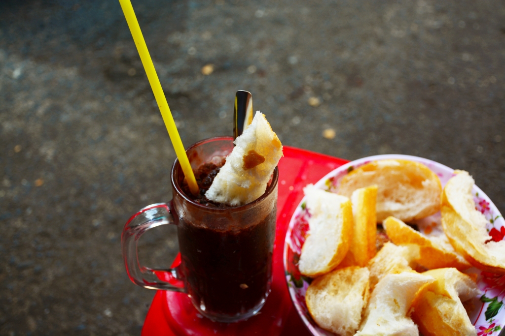 Học lỏm cách làm ca cao đá chấm bánh mì ngon bá cháy