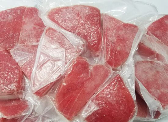 Tại cửa hàng của chúng tôi, cá ngừ đại dương cắt hạt lựu được bán thành từng gói 500g, cá đã được bỏ da, bỏ xương, cắt khối cube và hút chân không.