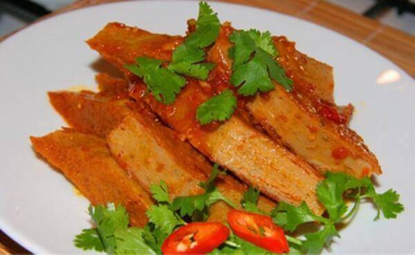 Chả cá thác lác sốt cà chua, ớt tươi