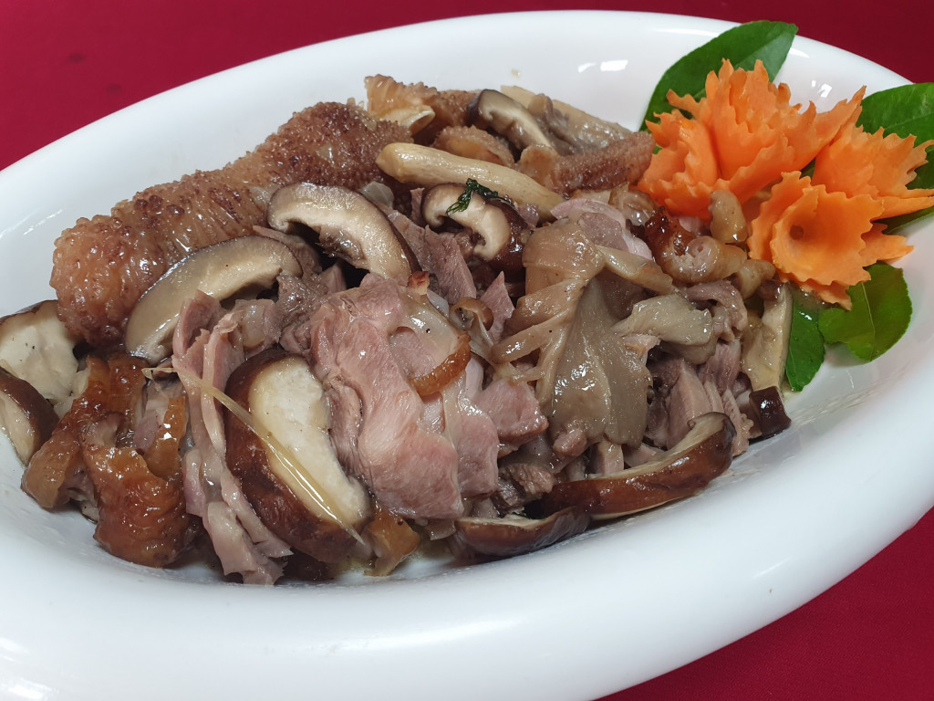 Gà Đông Tảo hấp lá chanh