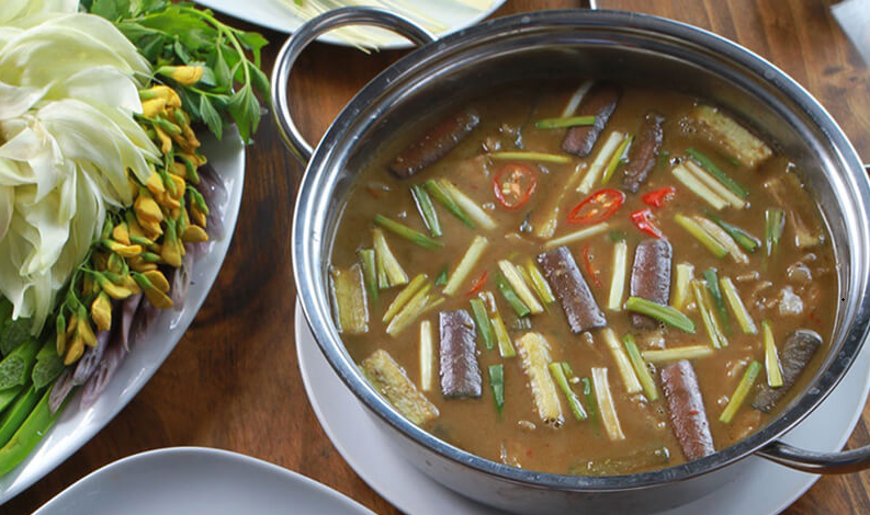Lẩu mắm cá linh phong cách miền Tây