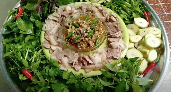 Mắm cá linh trộn tỏi ớt chấm thịt luộc