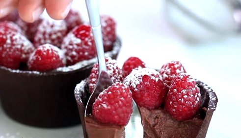 Cách làm món tráng miệng chocolate phúc bồn tử