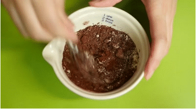 Trộn cacao, bột mì và đường với nhau.