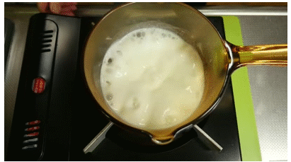 Đổ 200ml sữa vào phần bột này và khuấy đều.