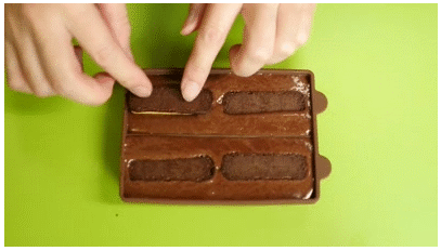 Đặt những miếng bánh quy xốp vào, nhấn nhẹ để bánh cố định chắc chắn